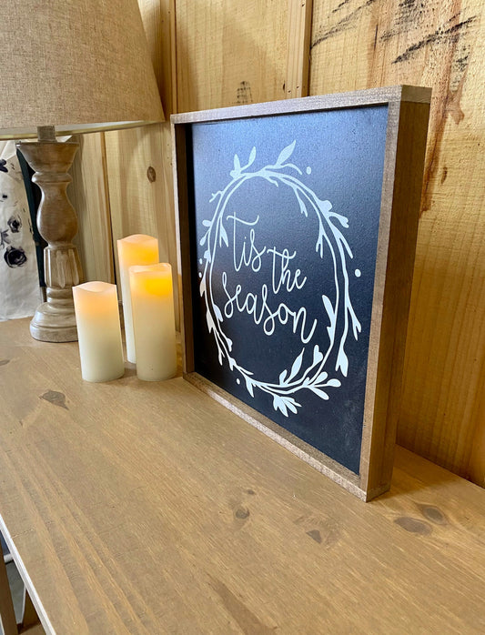 tis the season Christmas Wreathe Black Background wood sign
