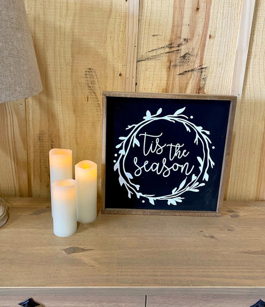 tis the season Christmas Wreathe Black Background wood sign